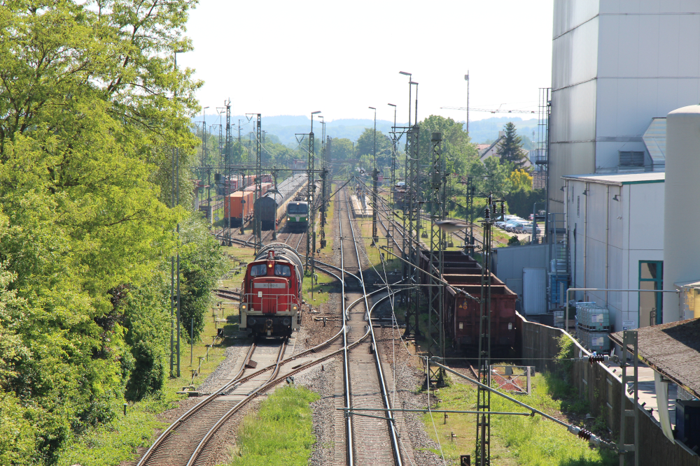 Abstellgleise und Weichen mit Lok aus der Vogelperspektive