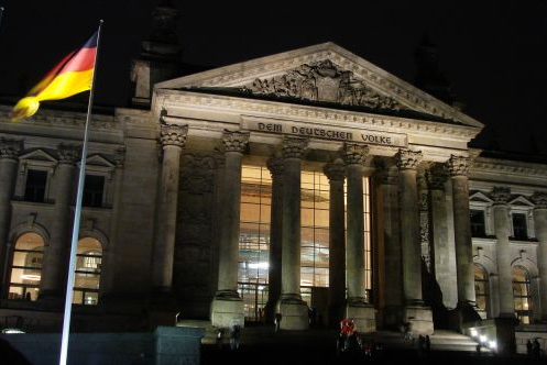 Der Bundestag mit der deutschen Flagge davor